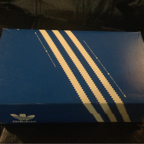 Adidas Americana Silver with Black
Old stock / unworn
Some cracks on cushions - Picture 4 of 5